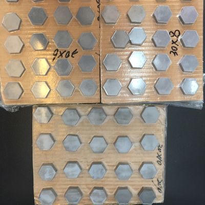 Borcarbide ballistische tegel met aangepaste afmetingen, 2.52 g/cm3 dichtheid en 3000-3300 HV hardheid voor premium keramische bescherming