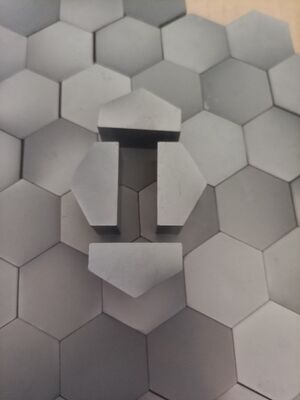 Drukloze gesinterde siliciumcarbide met een enkelvoudige kromming ballistische plaat 250x300mm NIJ Level III+ Multi-Hit Armor Insert