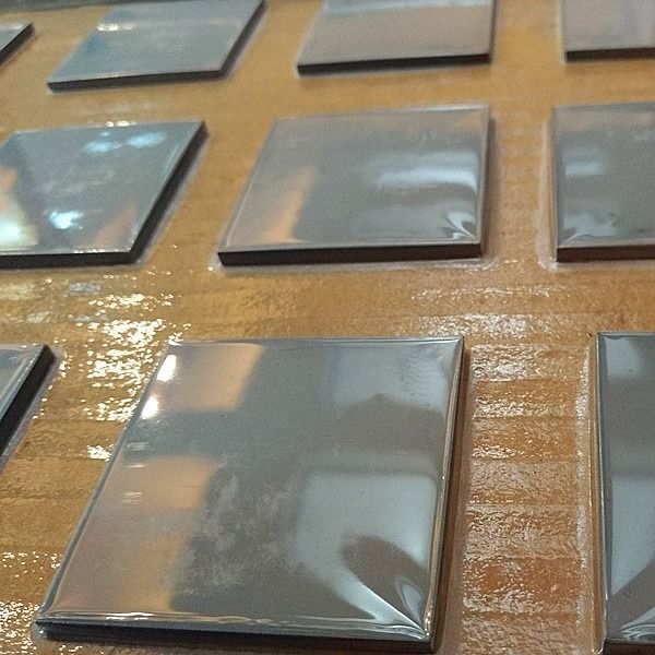Drukloos gesinterde siliciumcarbide keramische tegel 50x50x8mm met ≥99,0% SiC zuiverheid voor ballistische pantserplaat